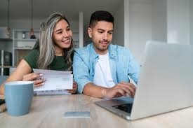Casal analisando finanças em casa