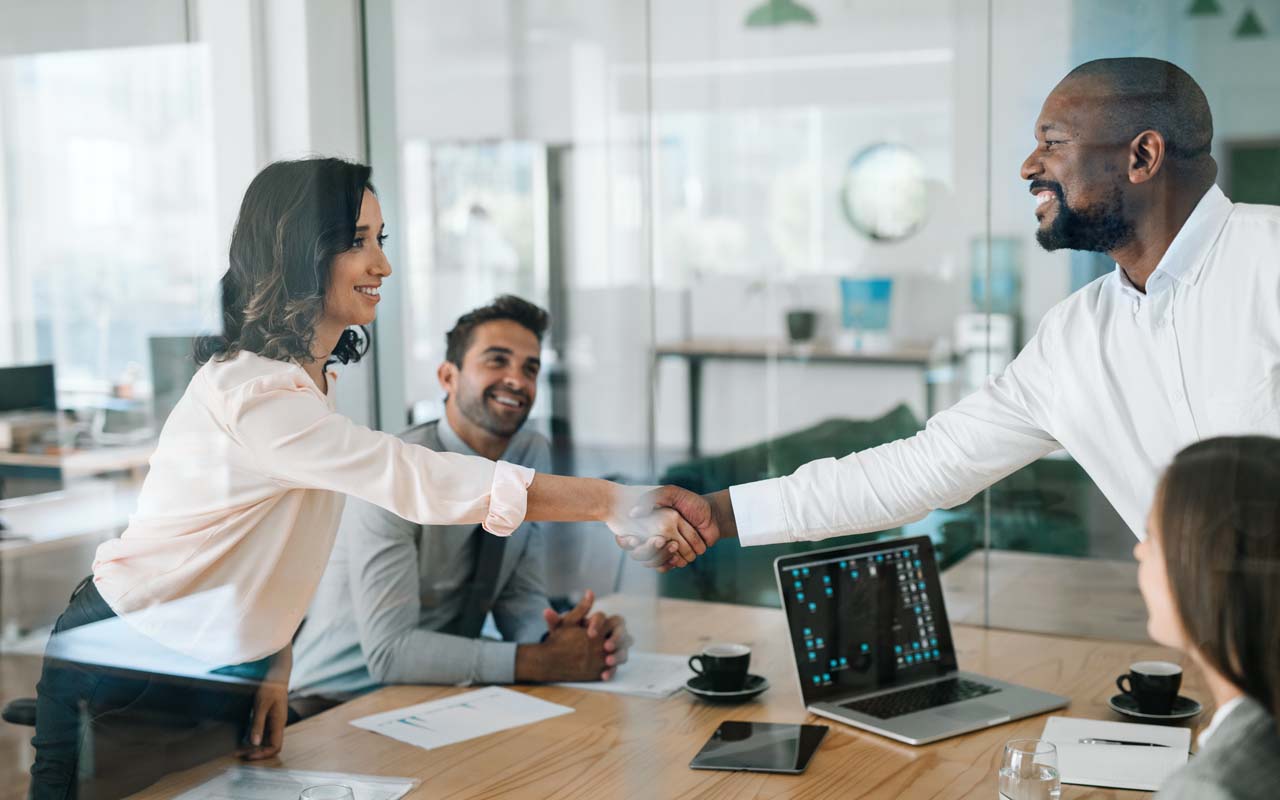 Equipe de consultores atendendo um cliente